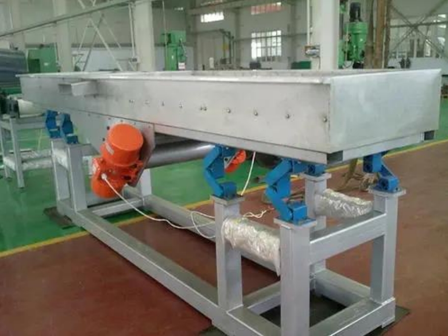 直線振動(dòng)篩物料跑偏的主要原因